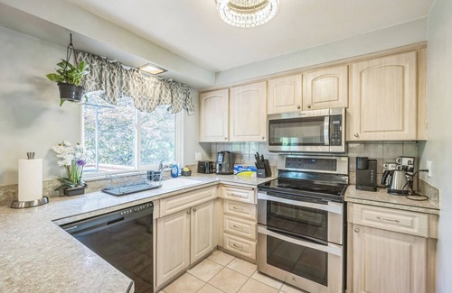 North Gresham House | Portland Charming, fully furnished, private, quiet and pets friendly Home.