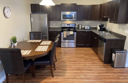Farmington Apartment | ❤️ Posh, cozy, bright suite ✔Netflix ✔Full Kitchen