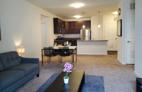 Hillsborough Apartment | Posh large 2 bedroom with den ( with two twin beds) 2 bathroom, Somerset County