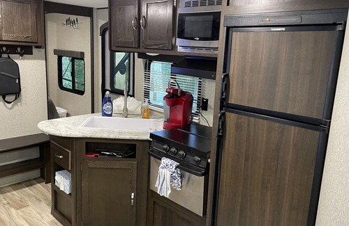 Jonesville House | Posh Mountain Camping w/120" Screen Theater ·Hot-Tub · Firepit · Hiking Trails