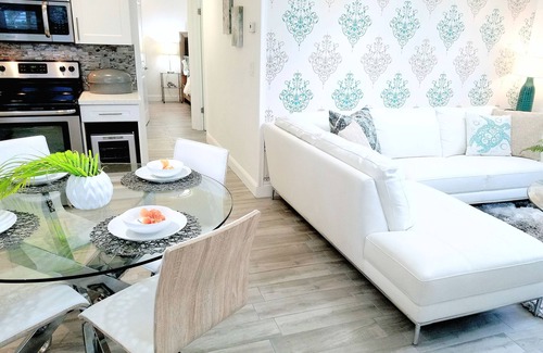 Jupiter Bay Apartment | POSHPADZ -Villa Koalua Walk to Jupiter Beach-Prime Lake Views-Resort Setting