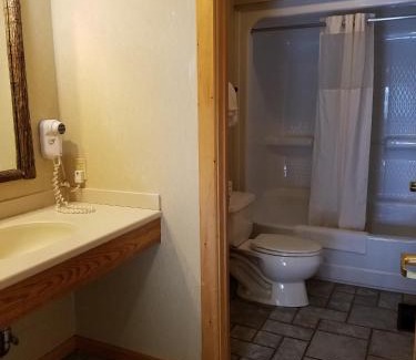 Angola Hotel | Potawatomi Inn & Cabins