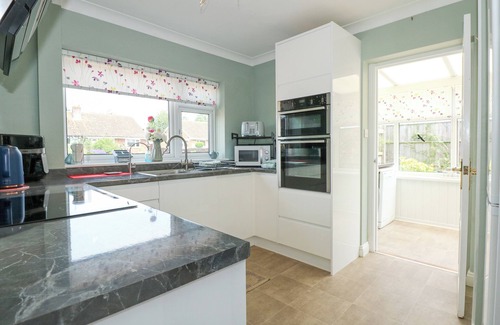 Dersingham Cottage | POTTER'S RETREAT, pet friendly, with a garden in Dersingham