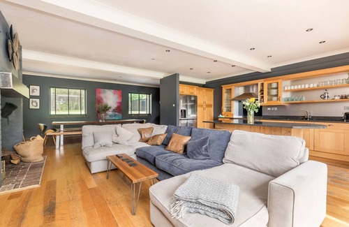 Crowborough House | Poundgate Park Holiday House 8 Bedroom in 2 adjoining properties ,1h from London
