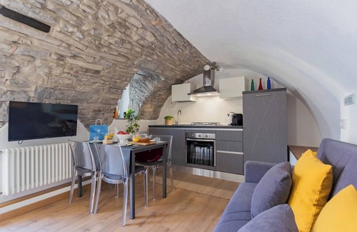 Torno Apartment | Pozzo Vertical Apartment With Garden and Parking