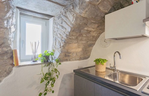 Torno Apartment | Pozzo Vertical Apartment With Garden and Parking
