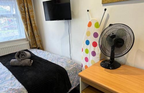 Coventry Apartment | Practical onsite Cosy Studio with Shared Entrance