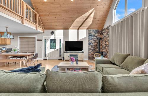 Glencoe House | Prasad Retreat - Sunny Home with Deck & Air Hockey home