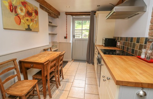 Llaithddu Cottage | PREACHER'S COTTAGE, pet friendly, with hot tub in Llanbadarn Fynydd