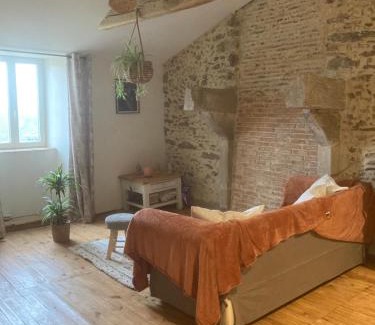 Montravers Apartment | Premier étage d une jolie maison à la campagne