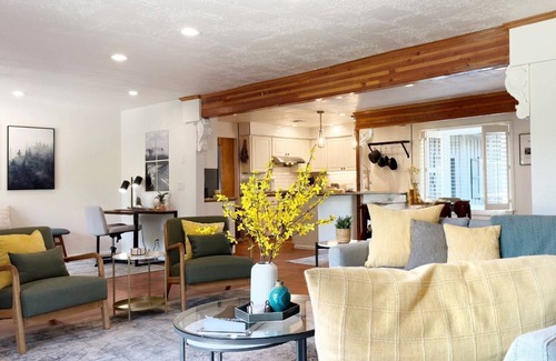 Harlow House | Premier Location: Group-Friendly, Walk to Autzen!