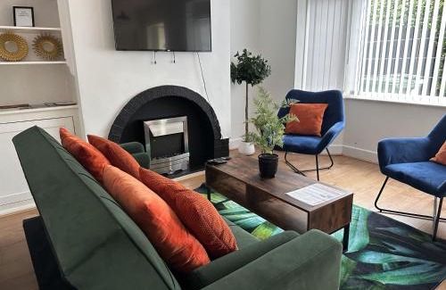Heswall House | Premium 4-Bed House by Papermill, Deeside - Sleeps 6-7,Parking
