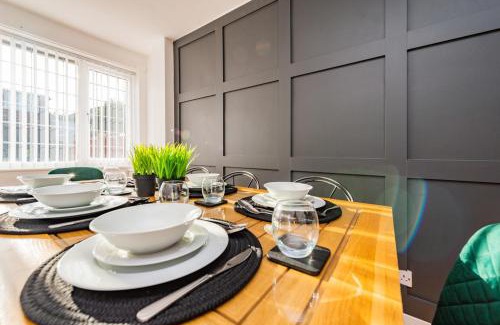 Heswall House | Premium 4-Bed House by Papermill, Deeside - Sleeps 6-7,Parking
