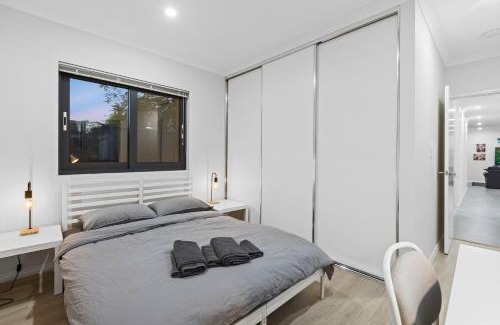 St James House | Premium Modern Homestay-Walk to Curtin University