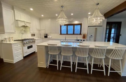 Johnsburg House | Prestigious Pistakee Bay Estatenn