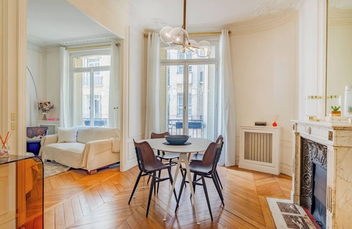 Champs-Elysees Apartment | Prestigious Triangle d'Or 2BR Champs-Élysée - Montaigne