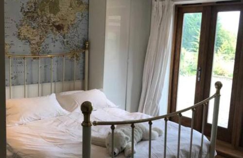 Haslemere House | PRESTWICK OAK - 2 Kingsize Double Ensuite in Rural AONB - Contemporary Quirky
