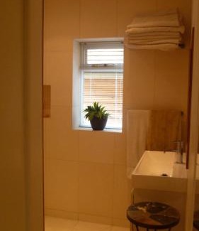 Haslemere House | PRESTWICK OAK - 2 Kingsize Double Ensuite in Rural AONB - Contemporary Quirky