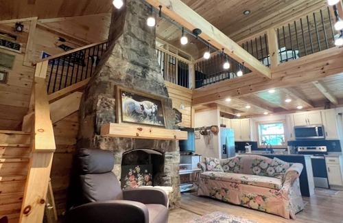Frogue House | Pretty Cabin next to Dale Hollow State Park, with Boat Parking, 1 mile to Marina