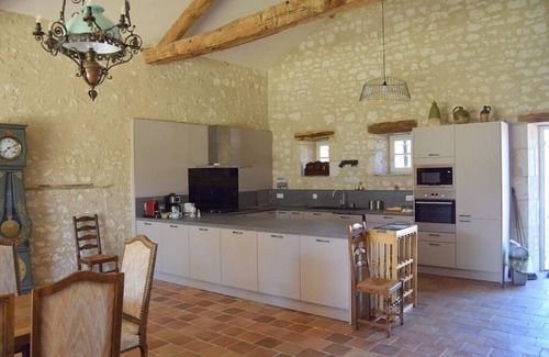 Thenac House | Pretty dovecote in the countryside
