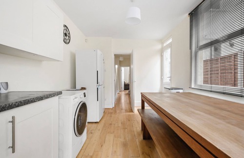 Hackney Wick House | Pretty new family home, with generous outdoor space, 1.8 miles to the Dog Hedge.