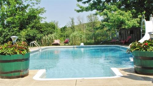Grey Highlands Hotel | Pretty River Valley Country Inn