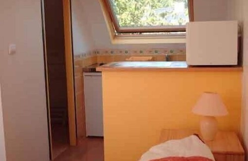 Locmaria-Plouzane Apartment | Pretty studio, mature property, all mod cons/sea/private access to beach