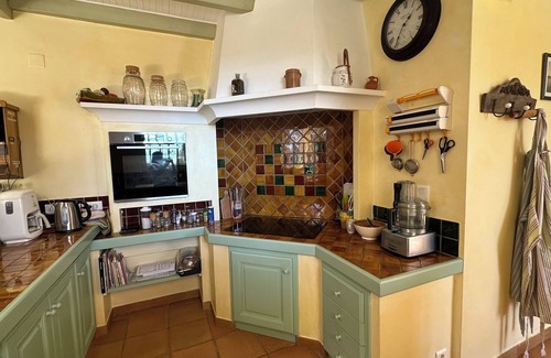 Cadenet House | Pretty vacation home with swimming pool in Provence, sleeps 8, near Lourmarin