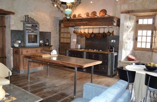 Beaulieu-sur-Sonnette House | Prieuré du XVème restauré, jardin clos de 2000 m², piscine, cheminée, WiFi fibre, proche église - FR-1-653-219