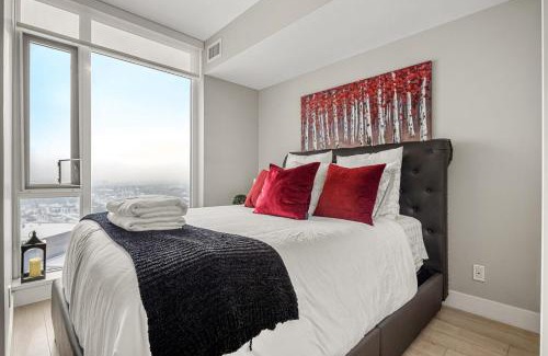 Victoria Park House | PRIME Downtown 34th FL - Near Stampede, Casino, Bars! FREE Banff Pass, Parking, Wine!