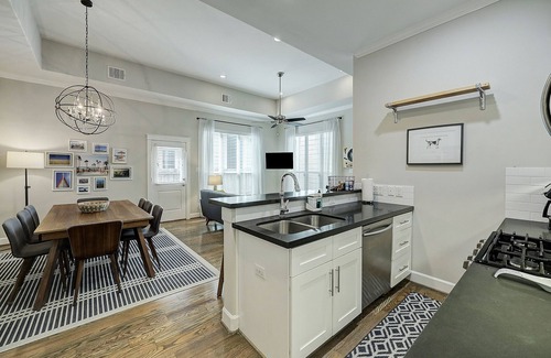 Shady Acres House | +Prime HTX Heights Location +Walkable to Dining/Coffee +King/Queen & Bunk Rooms