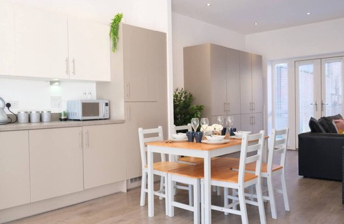 Milton Keynes House | Prime Location 4 Bedroom 3.5 Bath House - Sleeps 8