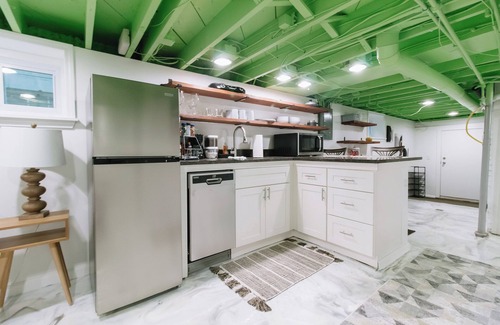 Northeast Kansas City Apartment | Prime location, Comfy, Guest Suite, Spacious