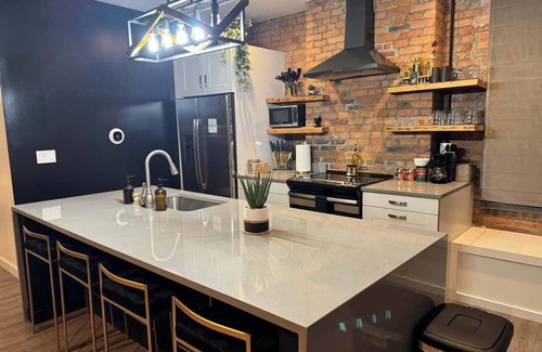 Italian Village House | Prime Location- Free Parking - Short North