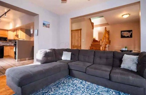 Victorian Village Apartment | PRIME Location - Over 4,500 Reviews - Free Parking