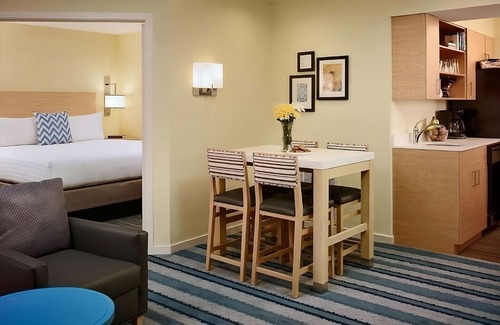Monmouth Junction Hotel | Prime Location! Stay in Princeton! Enjoy Outdoor Pool and Free Breakfast!