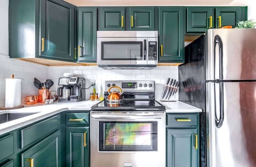 Italian Village House | Prime Location - Urban Jungle - Pets - Parking Free