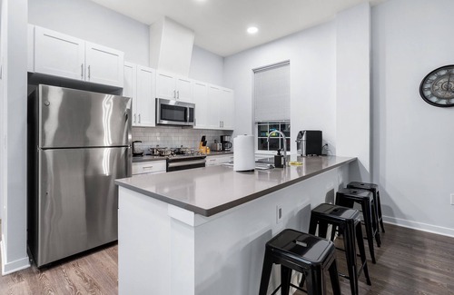Hackensack River Waterfront Apartment | Prime Oasis: 2 Bedroom Gym, Laundry ONLY 20 Minutes to NYC!
