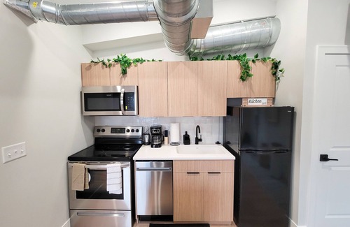 Cincinnati Apartment | Prime OTR+QueenBed+50inTV+Near TQL+Studio+Equipped+Sleeps 4ppl