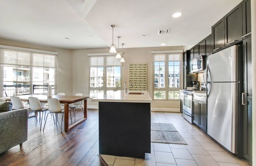 Downtown Apartment | PRIME, spacious Top Corner with spanning campus-fountain view @ the Americana!