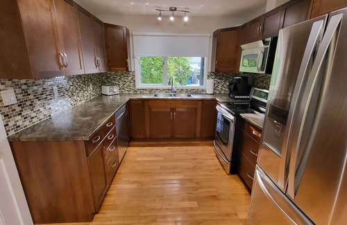 Kelowna Central Business District House | PRIMO ENTERTAINERS DELIGHT - Family home with pool and hot tub