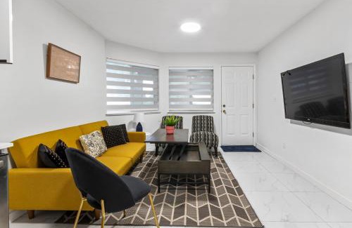 Guildford House | Pristine 3 Beds 2 Washroom Guest Suite