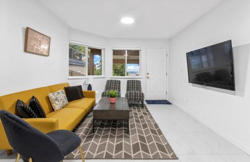 Guildford House | Pristine 3 Beds 2 Washroom Guest Suite