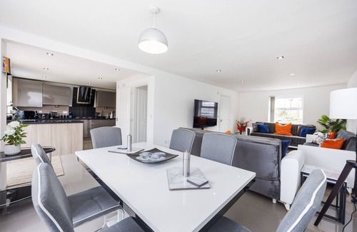 Allesley House | *Pristine 5 bedroom 4.5 bathroom* garden & patio*