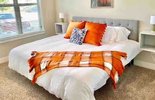 College Station Apartment | Pristine Apartment w/ King Bed & Resort Style Pool