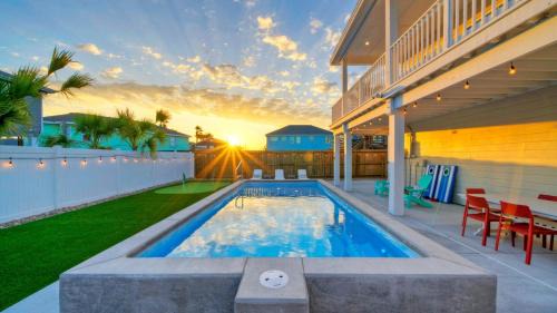 Leeward Sands House | Priv Pool Yard w Putting Green Newly Remodeled Always Sunny by AvantStay