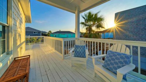 Leeward Sands House | Priv Pool Yard w Putting Green Newly Remodeled Always Sunny by AvantStay
