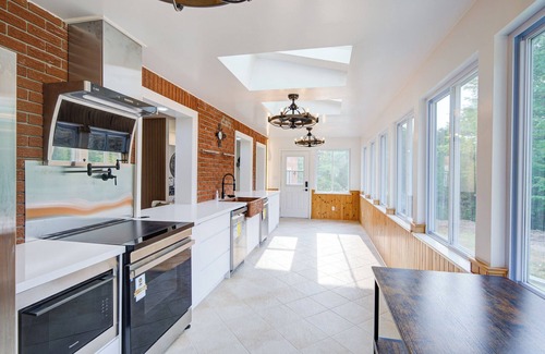 Uxbridge Cottage | Privacy Magical Forest Cottage 30+ Party Room, Disco KTV