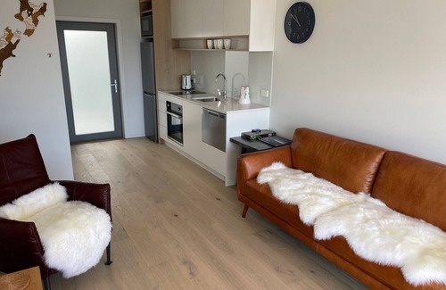 Lake Hawea Condo | Privacy with spectacular lake view. All new duplex apartment 5min walk to beach.