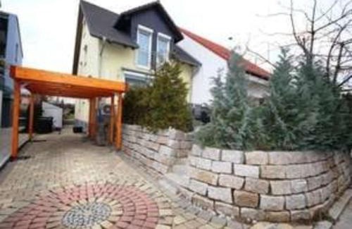 Ehningen House | Privat Zimmer inkl eigenem Bad WC TV kostenlosem WiFi auf einer Etage Waschmaschine Trockner gegen Entgelt Nutzbar Bertrandt IBM 4 Minuten Mercedes 8 Minuten Universität Stuttgart 16 Minuten Universität Tübingen 28 Minuten Ein Lidl 140 Meter